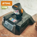 STIHL AS Akku & AS Ladegerät auf der Arbeitsbank EU9