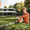 Stihl Akku-Heckenschere Li-Ion PRO - Frau schneidet mit Heckenschere - EU9