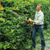 Stihl Akku-Heckenschere Li-Ion PRO - Mann schneidet die Hecke - EU9