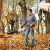 Stihl Akku-Laubbläser BGA 100 Lithium-Ion PRO - Frau bläst Laub - EU9