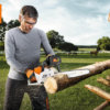 Stihl Akku-Kettensäge MSA 200 C-BQ Li-Ion PRO - Mann schneidet mit Motorsäge - EU9