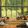 Stihl Lithiun-Ion PRO - Akku-Gartengeraete am Tisch EU9